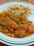 Chicharrón con nopalitos en salsa roja