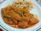 Chicharrón con nopalitos en salsa roja
