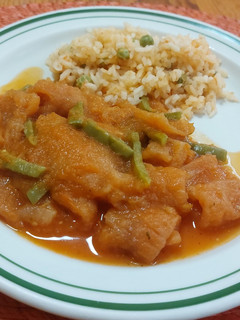 Una foto de Chicharrón con nopalitos en salsa roja