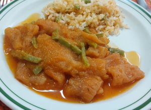 Una foto de Chicharrón con nopalitos en salsa roja