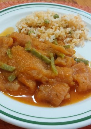 Una foto de Chicharrón con nopalitos en salsa roja