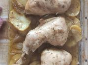 Una foto de cuartos de pollo al horno
