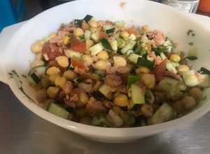 Una foto de Ensalada tunecina con atún