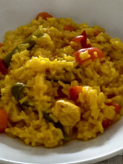 Una foto de Arroz con pollo y verduras