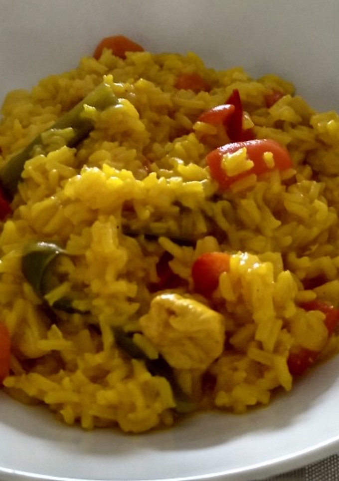 Una foto de Arroz con pollo y verduras