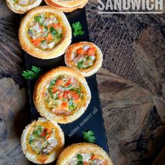 A picture of Bread disc sandwich.