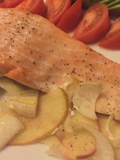 Una foto de Salmón al horno con manzana