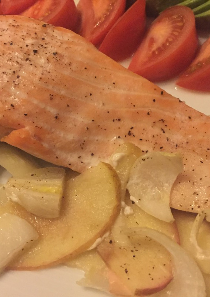 Una foto de Salmón al horno con manzana