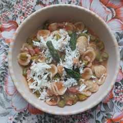 Foto di Orecchiette integrali con pancetta, asparagi e pomodori