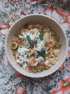 Foto di Orecchiette integrali con pancetta, asparagi e pomodori