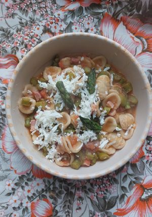 Foto di Orecchiette integrali con pancetta, asparagi e pomodori