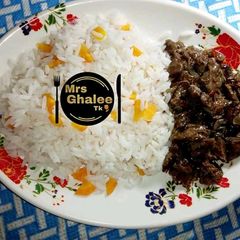 A picture of White carrots rice with beef sauce.