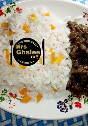 A picture of White carrots rice with beef sauce.