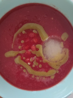 Una foto de Gazpacho de sandía con aceite de albahaca y cubitos de jengibre y limón