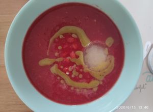 Foto principal de Gazpacho de sandía con aceite de albahaca y cubitos de jengibre y limón