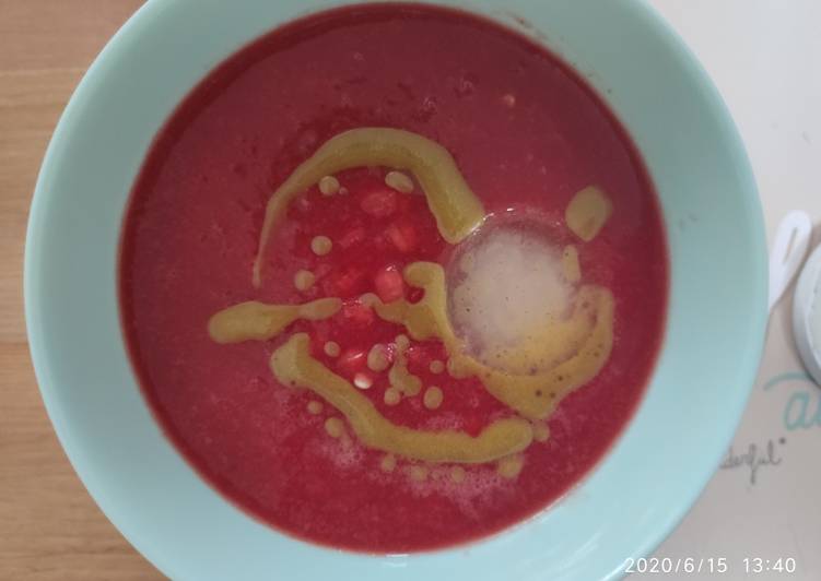 Gazpacho de sandía con aceite de albahaca y cubitos de jengibre y limón