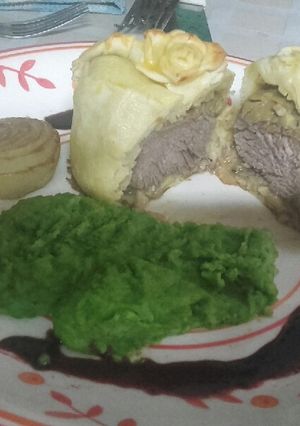 Una foto de Lomo Wellington con puré de arvejas