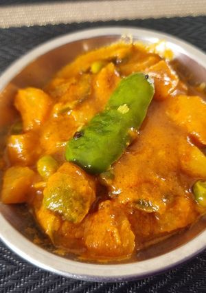A picture of Peas potato capsicum in makhni gravy.