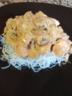 Una foto de Fideos chinos con pollo y verduras