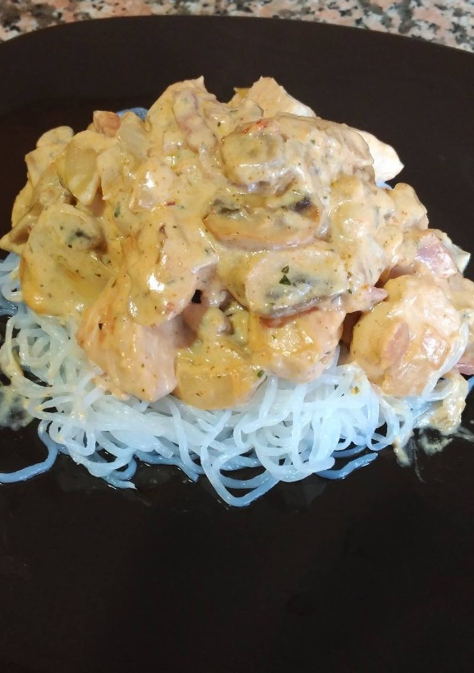 Una foto de Fideos chinos con pollo y verduras