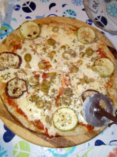 Una foto de Pizza con harina integral semillas, berenjena y zuchini.. ☺❤