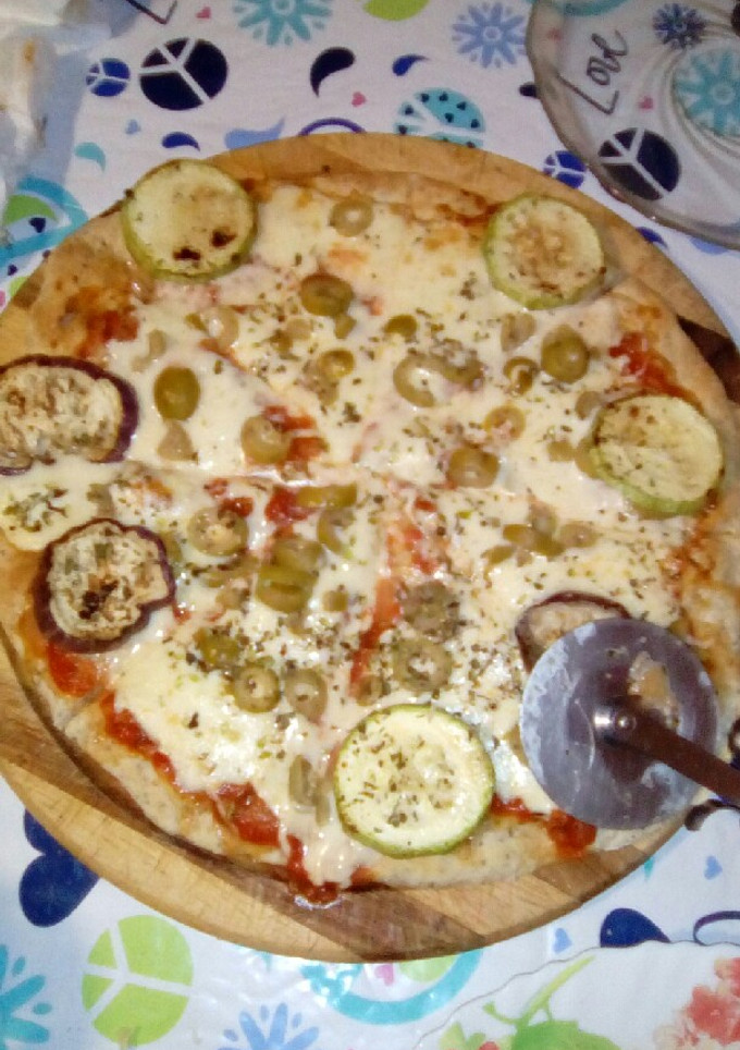 Una foto de Pizza con harina integral  semillas, berenjena y zuchini.. ☺❤