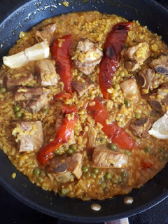 Una foto de Arroz y costillejas