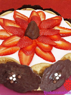 Una foto de Tarta mousse de natillas de chocolate y fresa
