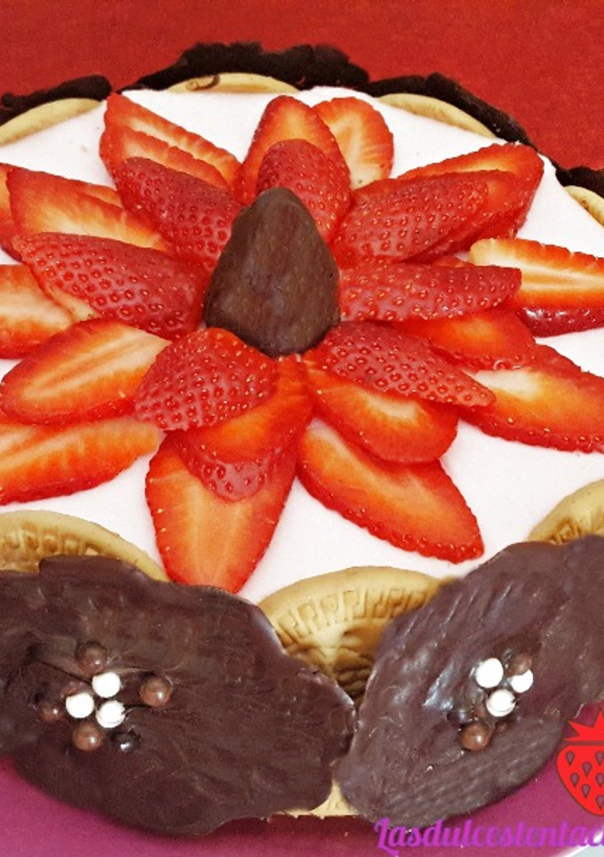 Una foto de Tarta mousse de natillas de chocolate y fresa
