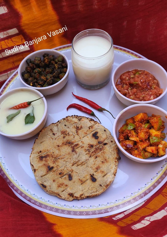જુવાર ભાખરી (Sorghum Bhakhari recipe in Gujarati) રેસીપી મુખ્ય ફોટો