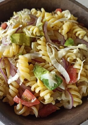 Una foto de Ensalada de tirabuzones, palta y más
