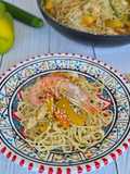 Noodle con verdure e gamberi