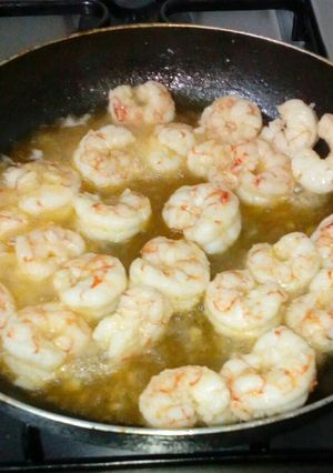 Una foto de Langostinos salteados. Fácil y rica 😁