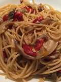 Espaguetis con setas y pimientos rojos