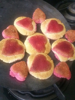 વેનીલા હાર્ટ કુકીઝ(vanila heartcookies in gujarati) રેસીપી મુખ્ય ફોટો