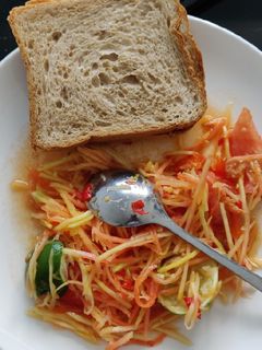Foto resep Thai papaya salad (som tum)