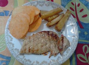 Una foto de Pollo Macerado en Jugo de Piña (La Anaconda Dorada)