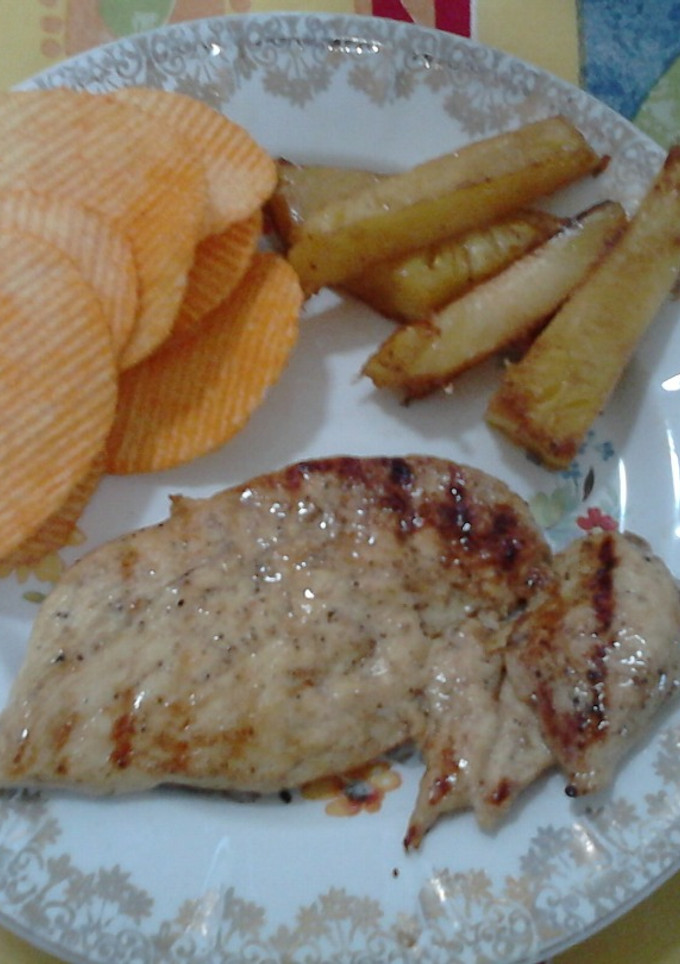 Una foto de Pollo Macerado en Jugo de Piña (La Anaconda Dorada)