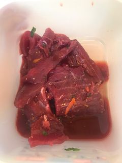 Una foto de Atún marinado con remolacha, cilantro y ginebra