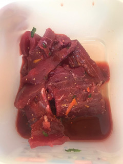 Una foto de Atún marinado con remolacha, cilantro y ginebra