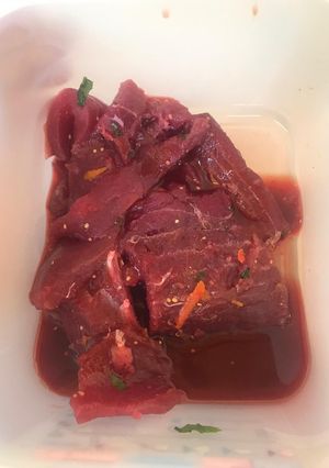 Una foto de Atún marinado con remolacha, cilantro y ginebra