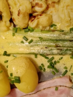 Kratzete mit grünem Spargel an Orangen-Hollandaise Rezepthauptbild