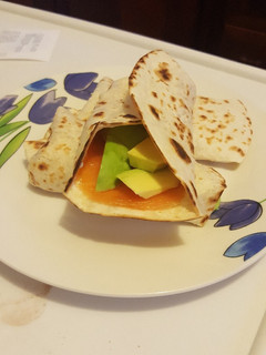 Una foto de Wraps de salmón ahumado y aguacate