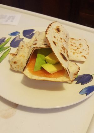 Una foto de Wraps de salmón ahumado y aguacate