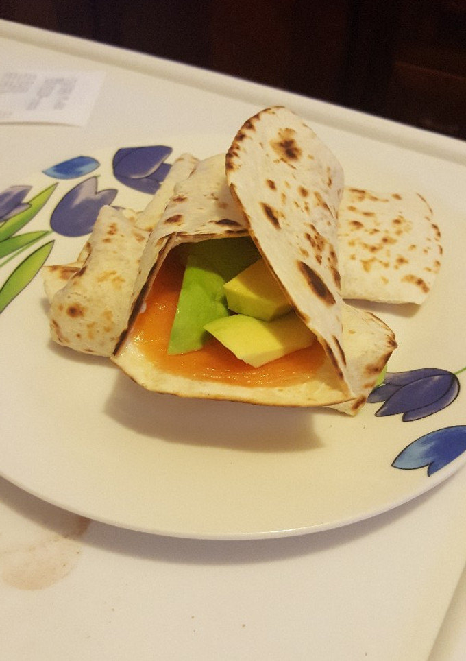 Una foto de Wraps de salmón ahumado y aguacate