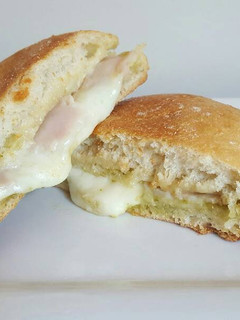 Una foto de Torta de pavo y queso provolone