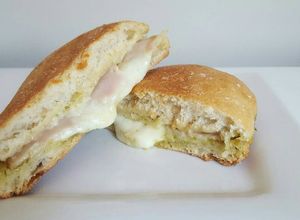Una foto de Torta de pavo y queso provolone