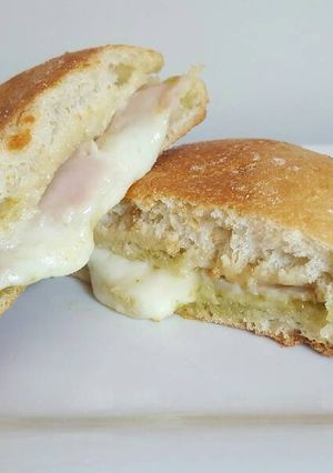 Una foto de Torta de pavo y queso provolone