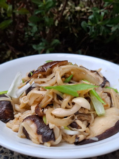 省錢又省時的便當菜-榨菜炒綜合野菇 的食譜成品照片