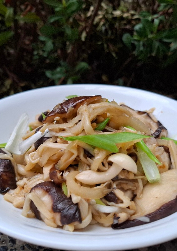 省錢又省時的便當菜-榨菜炒綜合野菇 的食譜成品照片